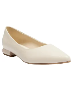 CASSIE FLAT
