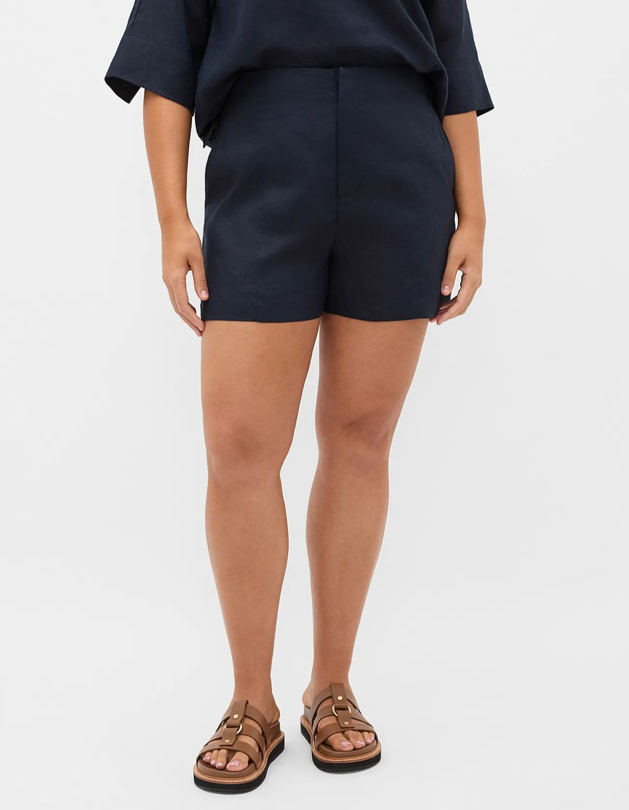 CORE LINEN HIGH RISE SHORT