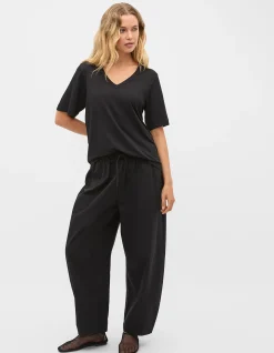 COTTON V NECK RELAXED TEE