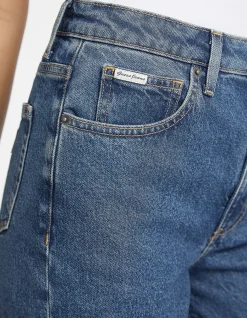 G06 Mom High Rise Relaxed Straight Jeans