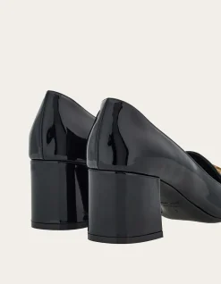 PUMP SHOE WITH GANCINI ORNAMENT